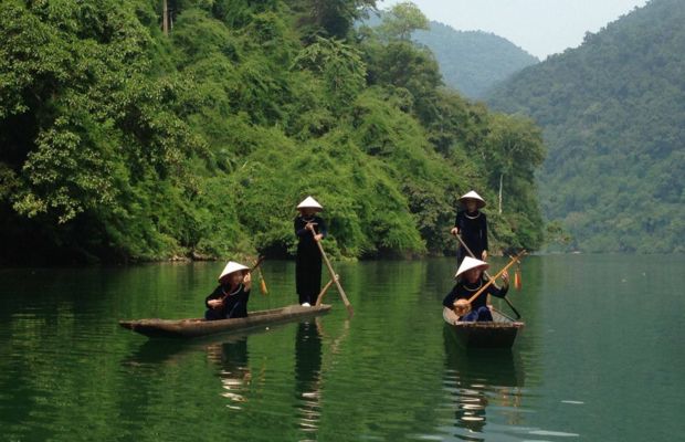 Local people singing on Ba Be Lake